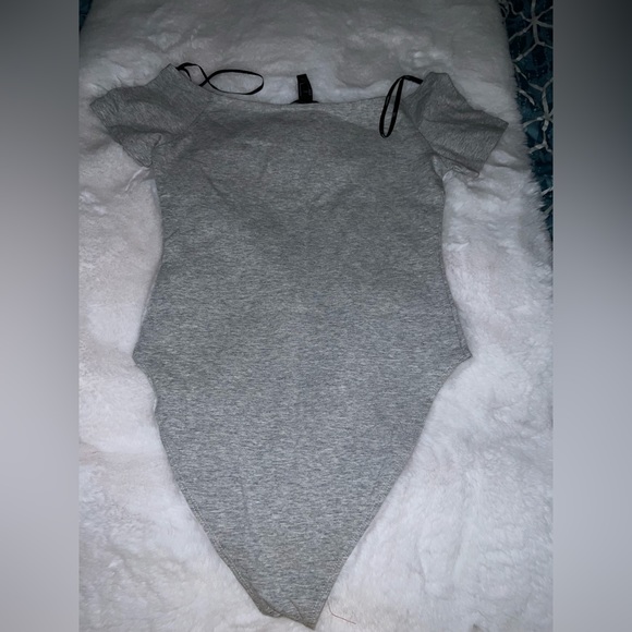 4/$10 Bundle Sale: NWOT Forever 21 Off Shoulder Short Sleeve Bodysuit - Picture 4 of 4